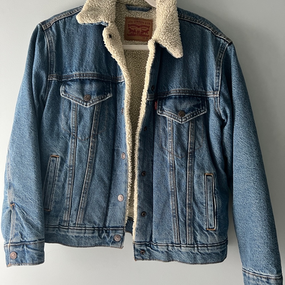 LEVI’s- sherpa trucker jacket